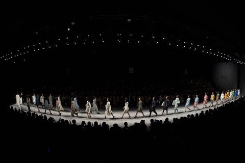 SS20上海時裝周開幕秀LILY商務時裝多維呈現“中國新女性”形象