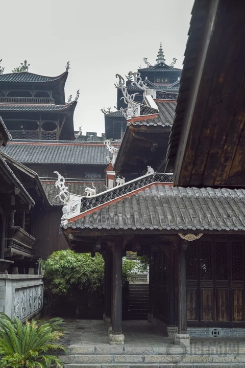 穿行北緯三十度的人間秘境，揭開土司王國的神秘面紗