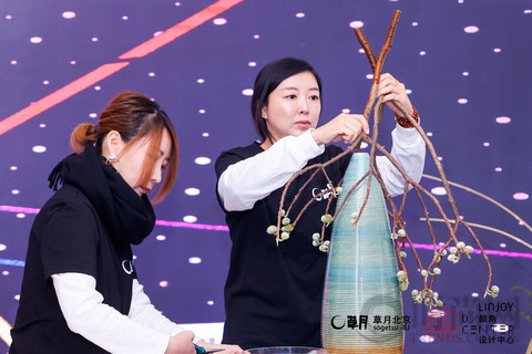 林小蕙用草月流花道艺术展演活动， 告别2020, 并展望下一个10年